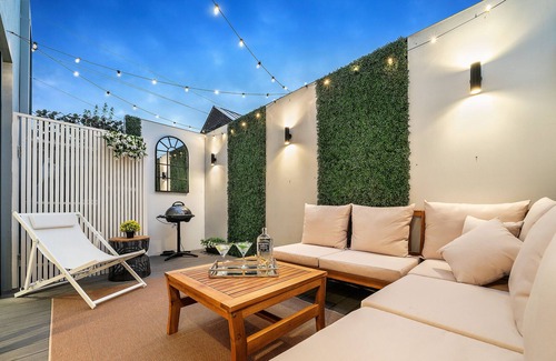 Albert Park House | Stunning themed house in prime location - minutes from the beach!
