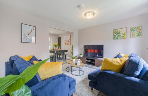 Knowle Sands House | Stunning Three Bedroom Home Central MK, Pool Table, Free Parking, Smart Tv with Netflix and Disney plus