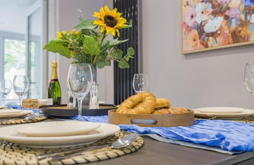 Knowle Sands House | Stunning Three Bedroom Home Central MK, Pool Table, Free Parking, Smart Tv with Netflix and Disney plus