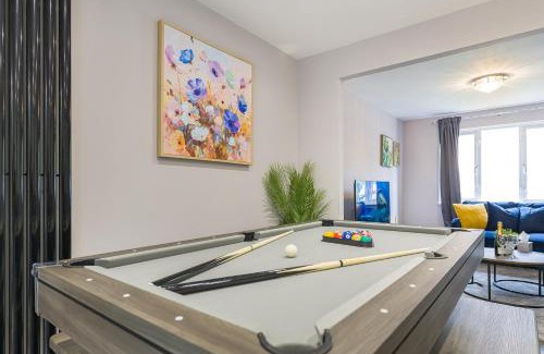 Knowle Sands House | Stunning Three Bedroom Home Central MK, Pool Table, Free Parking, Smart Tv with Netflix and Disney plus