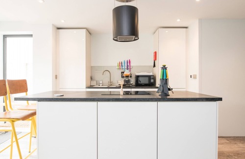 Westgate-on-Sea Apartment | Stunning townhouse with sea views and parking, a short walk to the beach, sleeping 8 guests minutes
