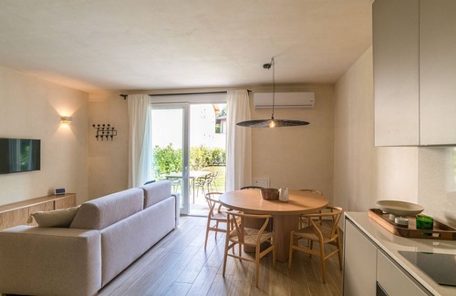 Como Apartment | Stunning two bedroom apartment 80mq with private garden in an elegant context. The flat is located inside the wonderful Villa Maderni in the Spina Verde Park area. Guests have at their disposal a large garden with panoramic infinity pool, tennis court, b