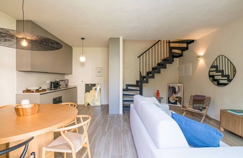 Como Apartment | Stunning two bedroom apartment 80mq with private garden in an elegant context. The flat is located inside the wonderful Villa Maderni in the Spina Verde Park area. Guests have at their disposal a large garden with panoramic infinity pool, tennis court, b