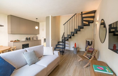 Como Apartment | Stunning two bedroom apartment 80mq with private garden in an elegant context. The flat is located inside the wonderful Villa Maderni in the Spina Verde Park area. Guests have at their disposal a large garden with panoramic infinity pool, tennis court, b