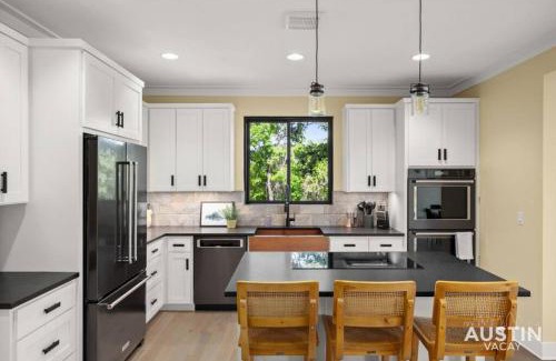 Travis Heights House | Stunning Two Living Rooms and 3-Room Primary Suite