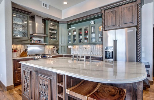 Silverthorne House | Stunning Views, 4BR, 15 minutes to ski resorts, steps from trails and Blue River