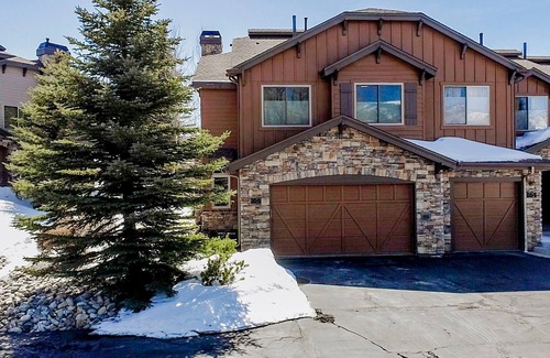 Silverthorne House | Stunning Views, 4BR, 15 minutes to ski resorts, steps from trails and Blue River