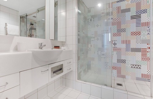 Takapuna Resort | Stunning Views of Rangitoto Kitchen Gym Rooftop Pool Parking