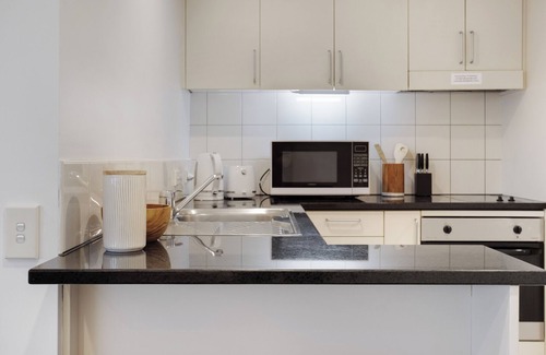 Takapuna Resort | Stunning Views of Rangitoto Kitchen Gym Rooftop Pool Parking