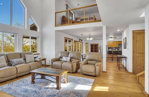 Blue Eye House | Stunning Views-Path to Lake-Free Daily Attraction Tickets-20 Min to Branson