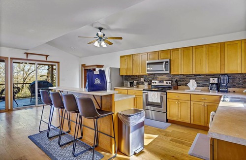 Blue Eye House | Stunning Views-Path to Lake-Free Daily Attraction Tickets-20 Min to Branson