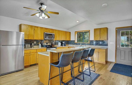 Blue Eye House | Stunning Views-Path to Lake-Free Daily Attraction Tickets-20 Min to Branson