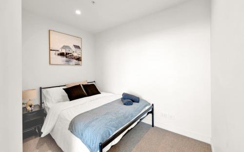 Melbourne Central Business District Apartment | Stunning Views - Spacious Melbourne Central Sky Escape - Free Tram
