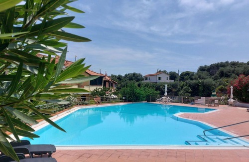 Pantai House | Stunning villa for 6 people with pool, WIFI, TV, terrace and parking