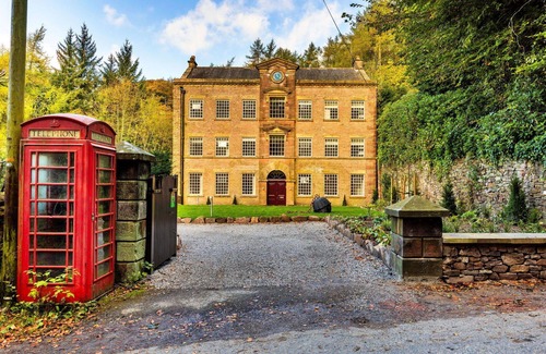 Macclesfield House | Stunning villa for 19 people with WIFI, hot tub, private pool and terrace