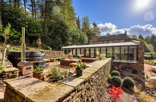 Macclesfield House | Stunning villa for 19 people with WIFI, hot tub, private pool and terrace