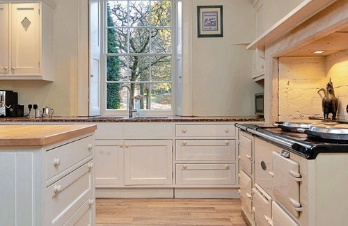 Tormarton House | Stunning villa for 16 people with pool, WIFI and parking
