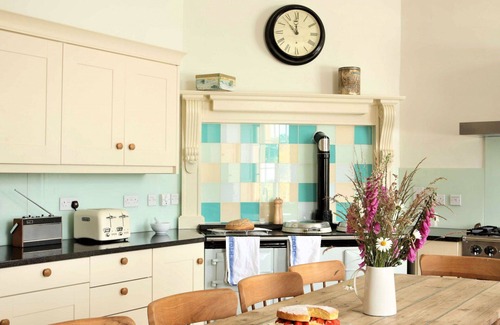 Saltash House | Stunning villa for 19 guests with WIFI, pool, TV, terrace, pets allowed and parking