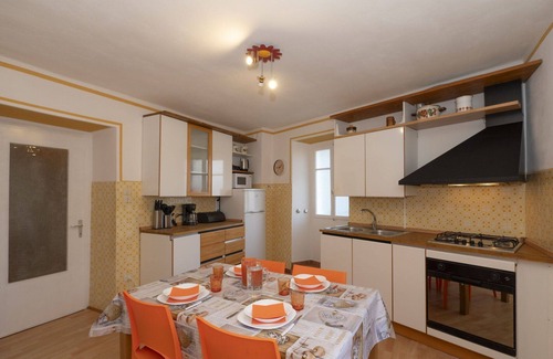 Comero House | Stunning villa for 4 guests with WIFI, TV, balcony, pets allowed and parking