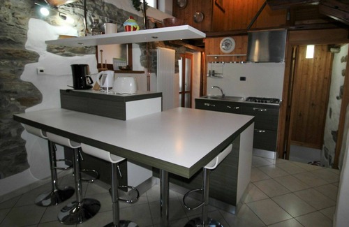 Castelveccana House | Stunning villa for 4 people with TV and parking