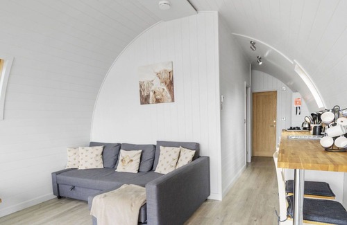 Hertford House | Stunning villa for 6 people with hot tub, TV, terrace and pets allowed