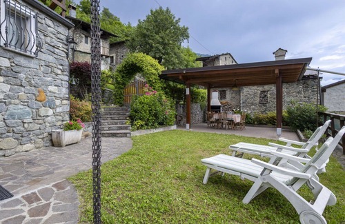 Traona House | Stunning villa for 6 guests with WIFI, TV, patio and pets allowed