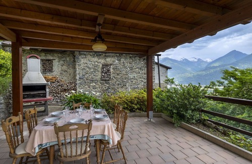 Traona House | Stunning villa for 6 guests with WIFI, TV, patio and pets allowed
