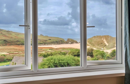 Holywell House | Stunning villa for 6 people with WIFI, terrace and pets allowed