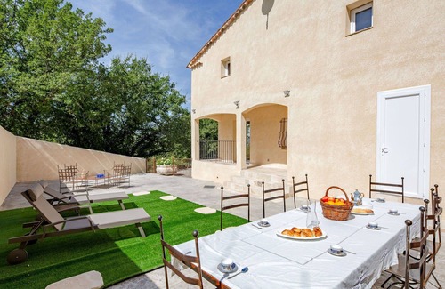 Bauduen House | Stunning villa for 8 guests with WIFI, TV, terrace and pets allowed