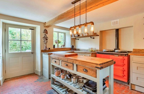 Thrapston House | Stunning villa for 8 guests with WIFI, TV, terrace and pets allowed