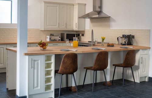 Rhiwbryfdir House | Stunning villa for 12 guests with WIFI, TV and pets allowed