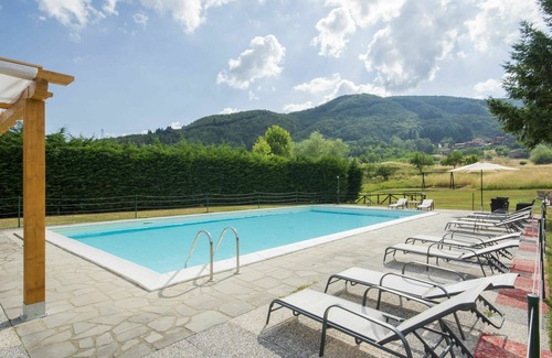 Camporgiano Villa | Stunning villa for 8 guests with WIFI, private pool, TV and pets allowed