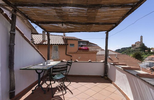 Castellaro House | Stunning villa for 3 people with WIFI, TV, terrace, pets allowed and panoramic view