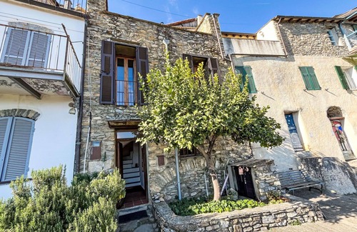 Valloria House | Stunning villa for 4 guests with WIFI, terrace and panoramic view