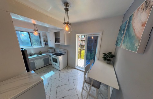 Cote-Des-Neiges—Notre-Dame-De-Grace Apartment | Style and comfort in one - your ideal temporary home