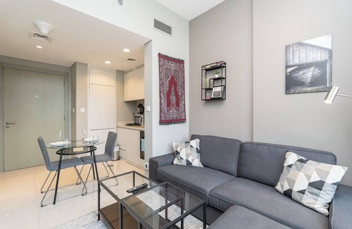 Downtown Dubai Apartment | Stylish 1-Bedroom Apartment with Stunning Canal Views at Business Bay!