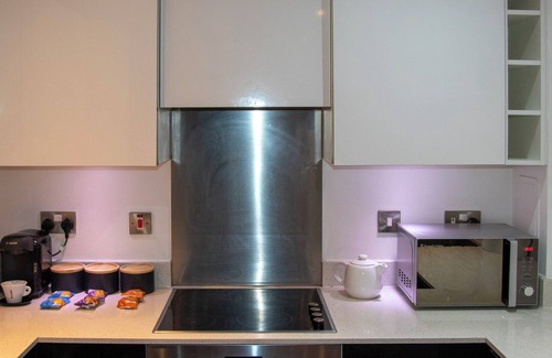 Bromley South Apartment | Stylish 1-Bed Near Canary Wharf with Patio