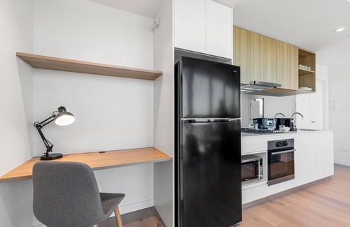 Southbank Apartment | Stylish 1-Bed with Pool Gym & Stunning Views