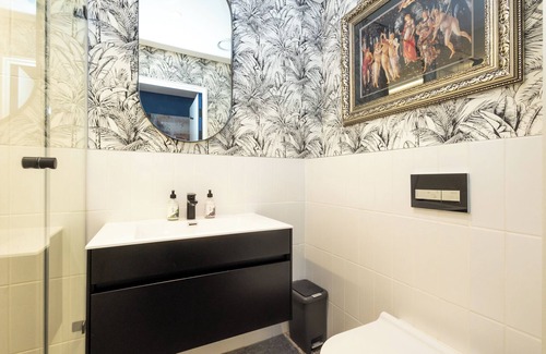 Sea Point Apartment | Stylish, 1-bedroom apartment with WiFi, Spa, Restaurant in Central Cape Town