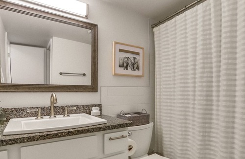 Park East Apartment | Stylish 1BD with Mountain Views + Pool