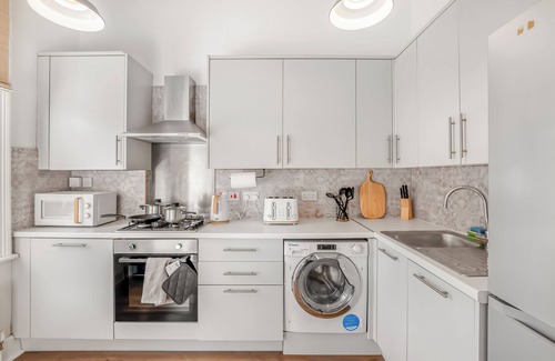 Croham Apartment | Stylish 1BR Flat|Terrace|Free Parking|Rail Station