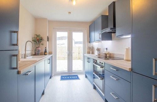 Coatbridge Apartment | Stylish 2-Bed in Coatbridge. Close to Motorways.