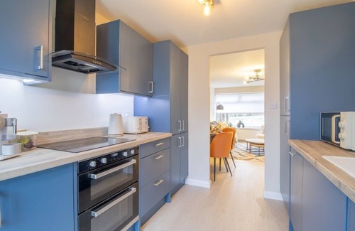 Coatbridge Apartment | Stylish 2-Bed in Coatbridge. Close to Motorways.