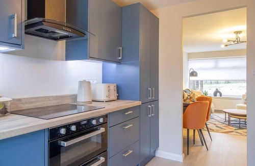 Coatbridge Apartment | Stylish 2-Bed in Coatbridge. Close to Motorways.