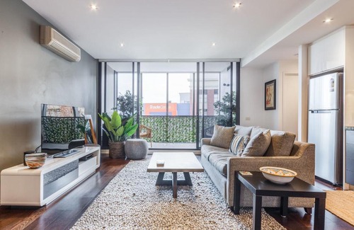 Richmond North Apartment | Stylish 2-bed 2 bath with free parking, pool, gym, wifi