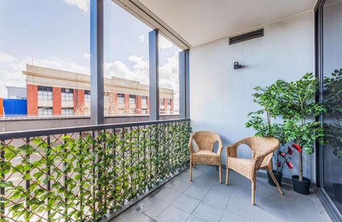 Richmond North Apartment | Stylish 2-bed 2 bath with free parking, pool, gym, wifi