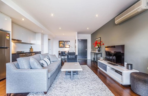 Richmond North Apartment | Stylish 2-bed 2 bath with free parking, pool, gym, wifi