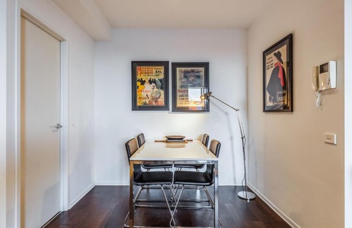 Richmond North Apartment | Stylish 2-bed 2 bath with free parking, pool, gym, wifi