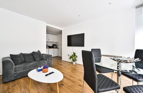 Stratford and New Town Apartment | Stylish 2-Bed Apartment, sleeps 6 in Stratford E15
