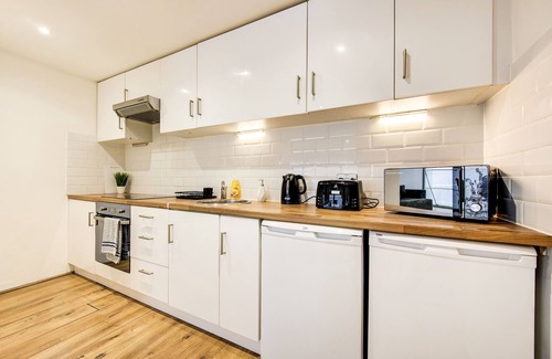 Stratford and New Town Apartment | Stylish 2-Bed Apartment, sleeps 6 in Stratford E15